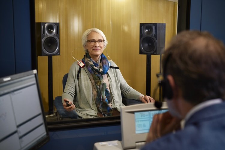 Unitron Image - RS4104_SoundBooth_Grandmother